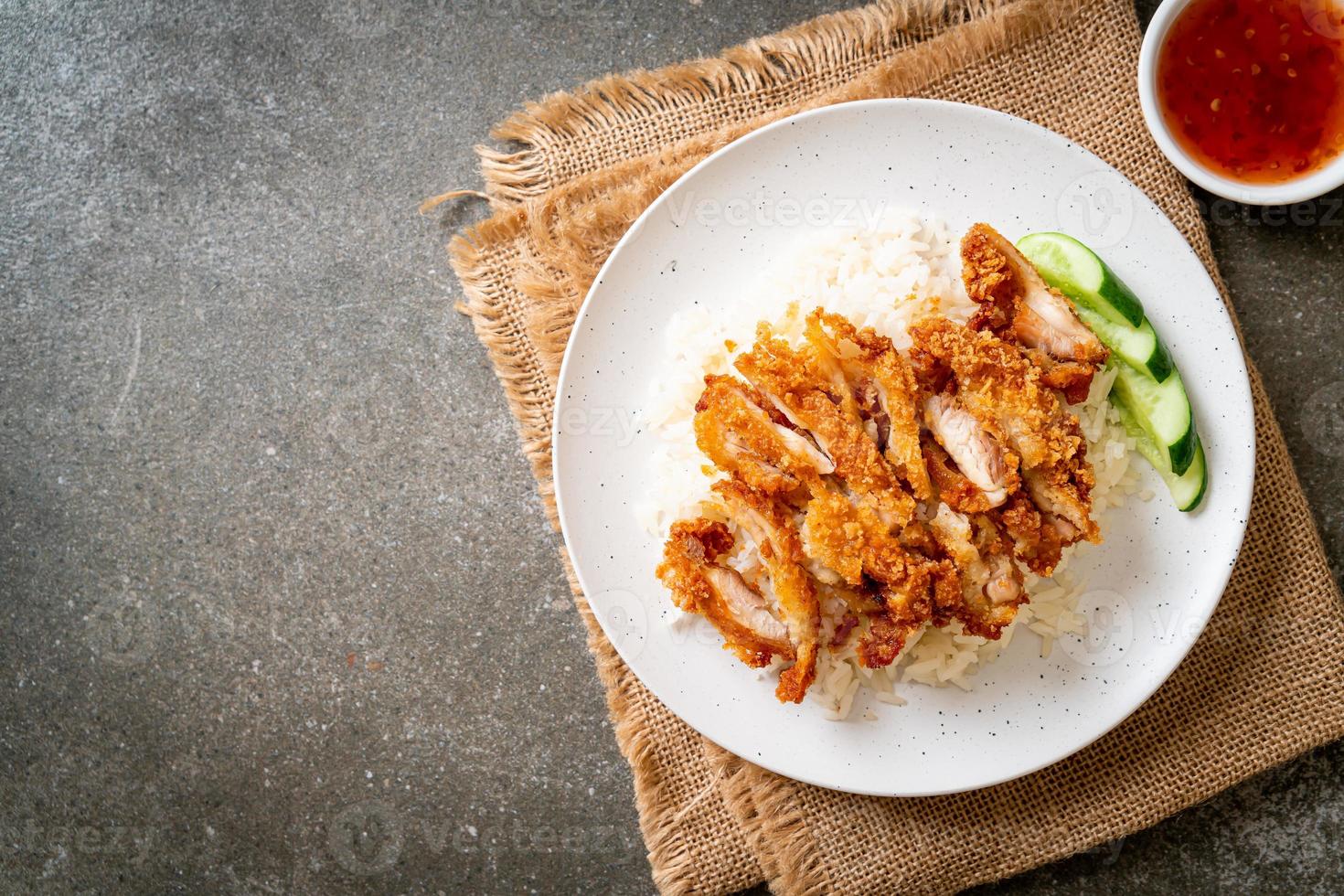 riso al pollo hainanese con pollo fritto foto