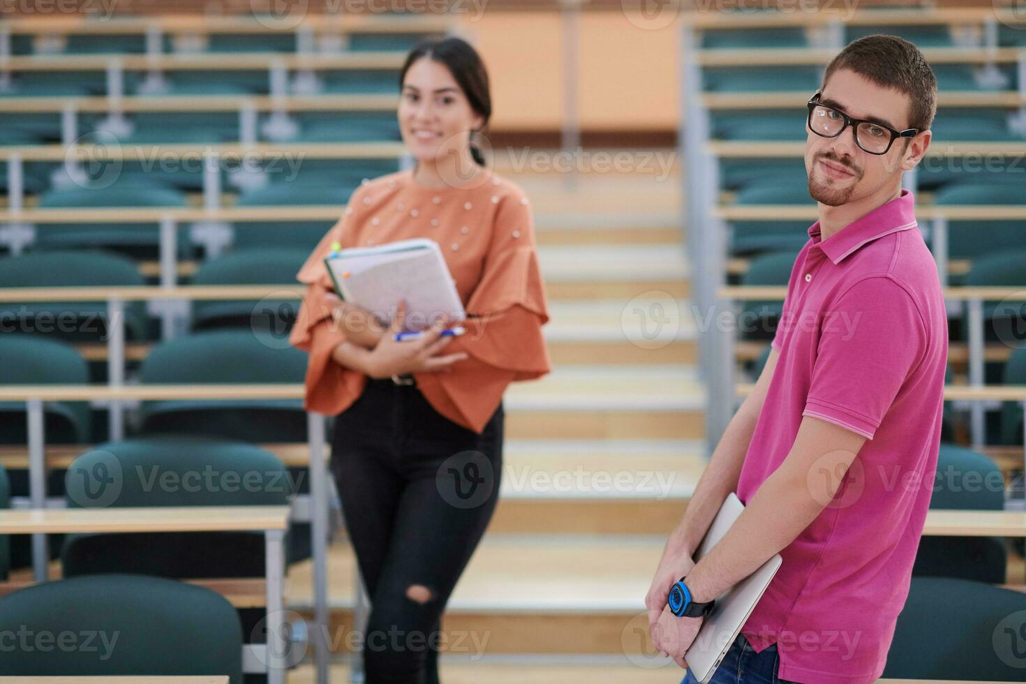 uomo e donna studenti in posa nel scuola sala riunioni foto