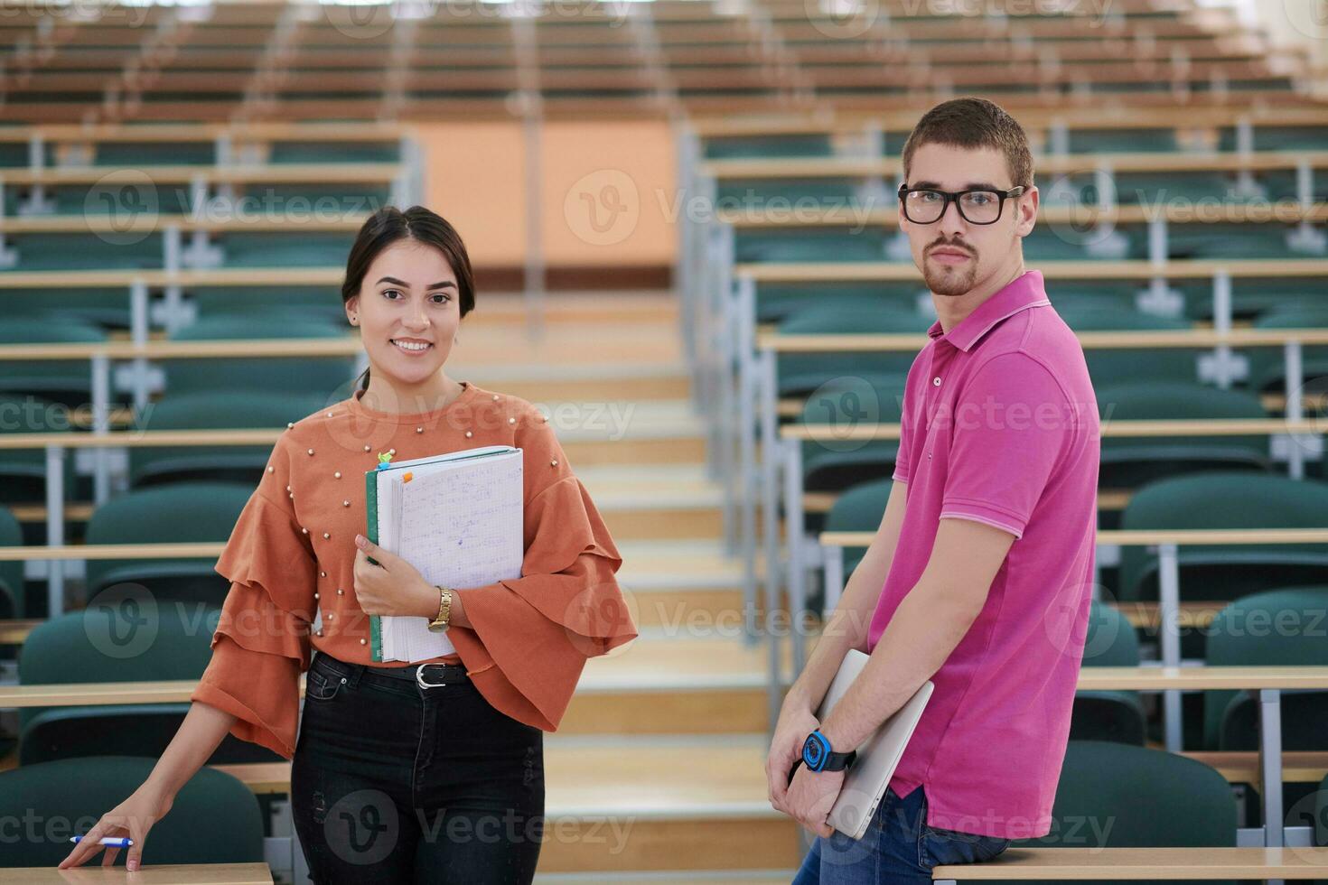 uomo e donna studenti in posa nel scuola sala riunioni foto