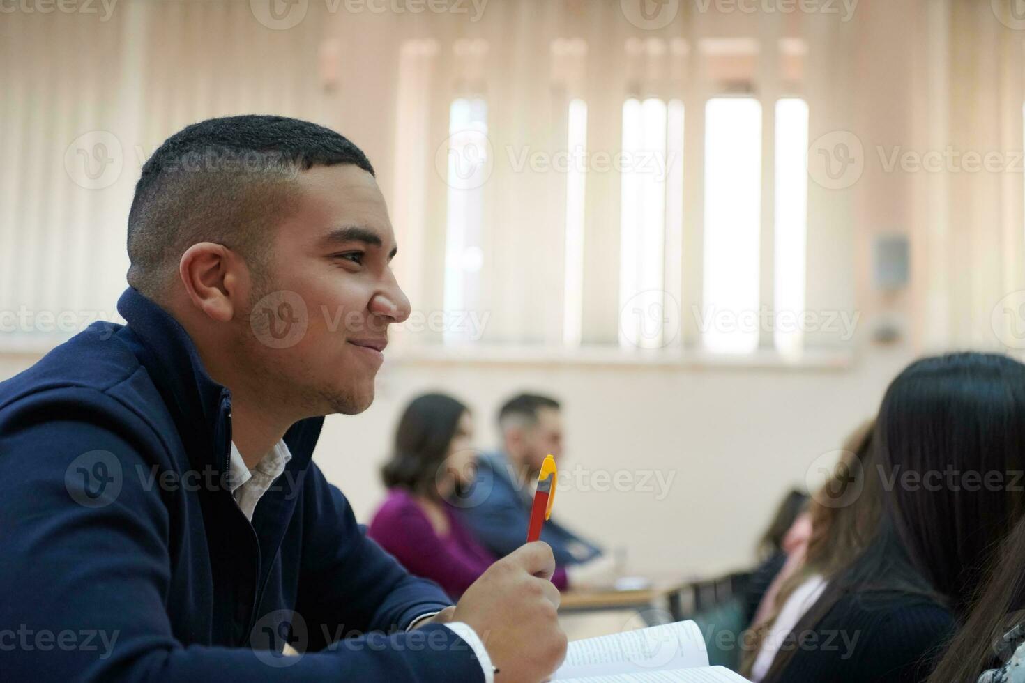 alunno assunzione Appunti mentre studiando nel alto scuola foto