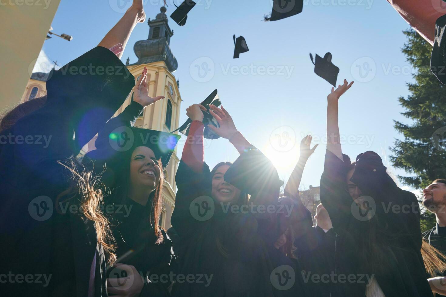 gruppo di diverso internazionale laurea studenti festeggiare foto
