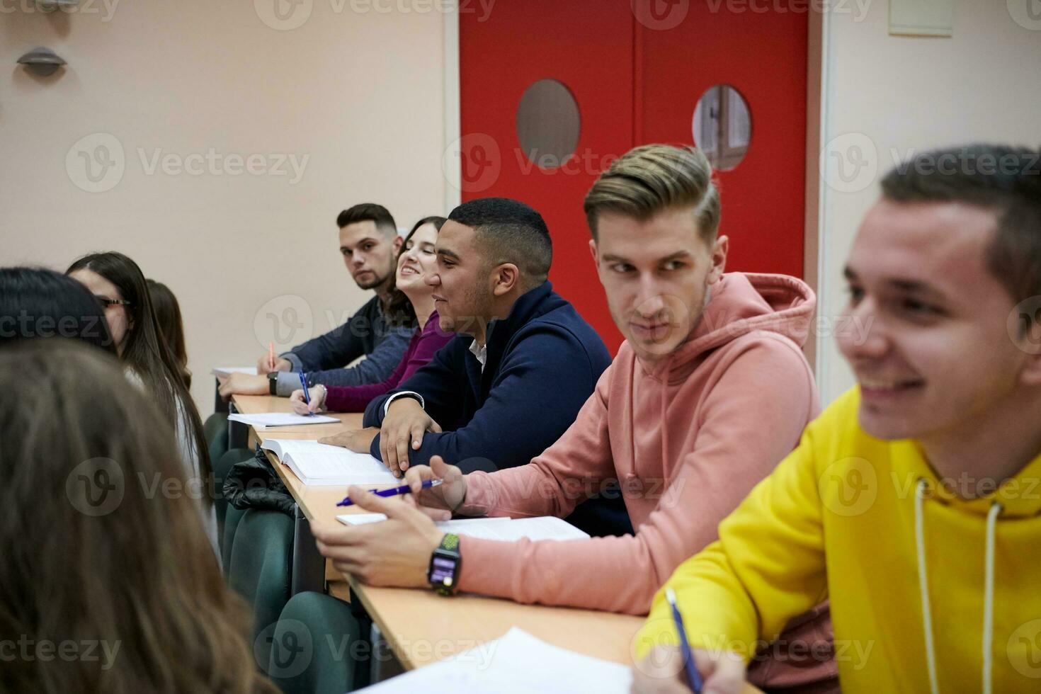 studenti gruppo nel anfiteatro foto