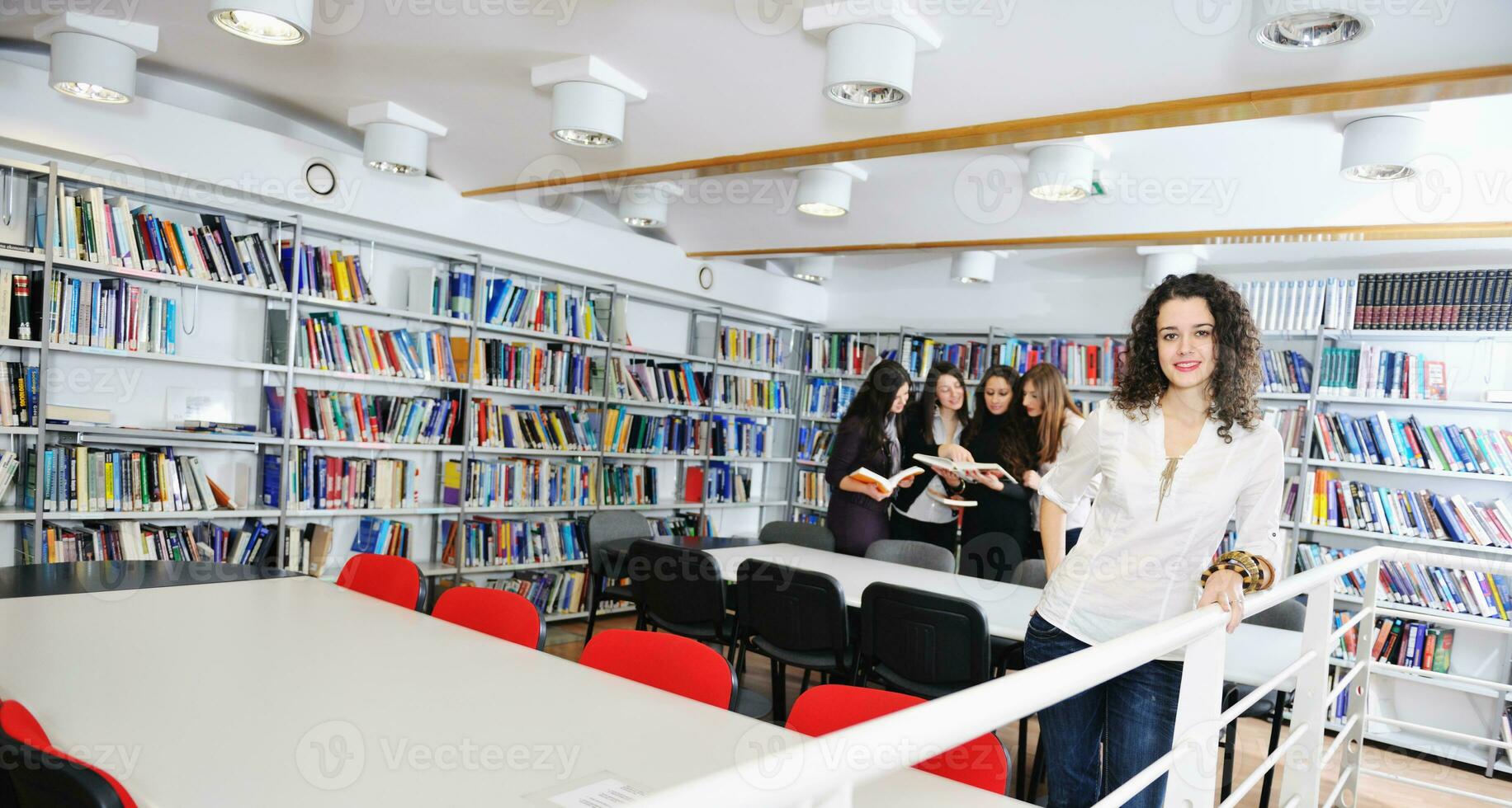 alunno nel biblioteca foto