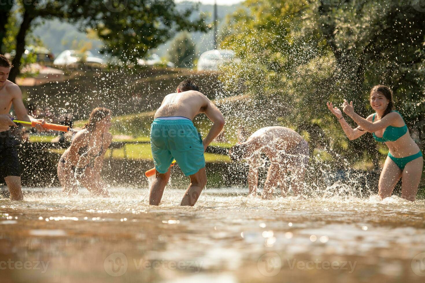 estate gioia amici avendo divertimento su fiume foto