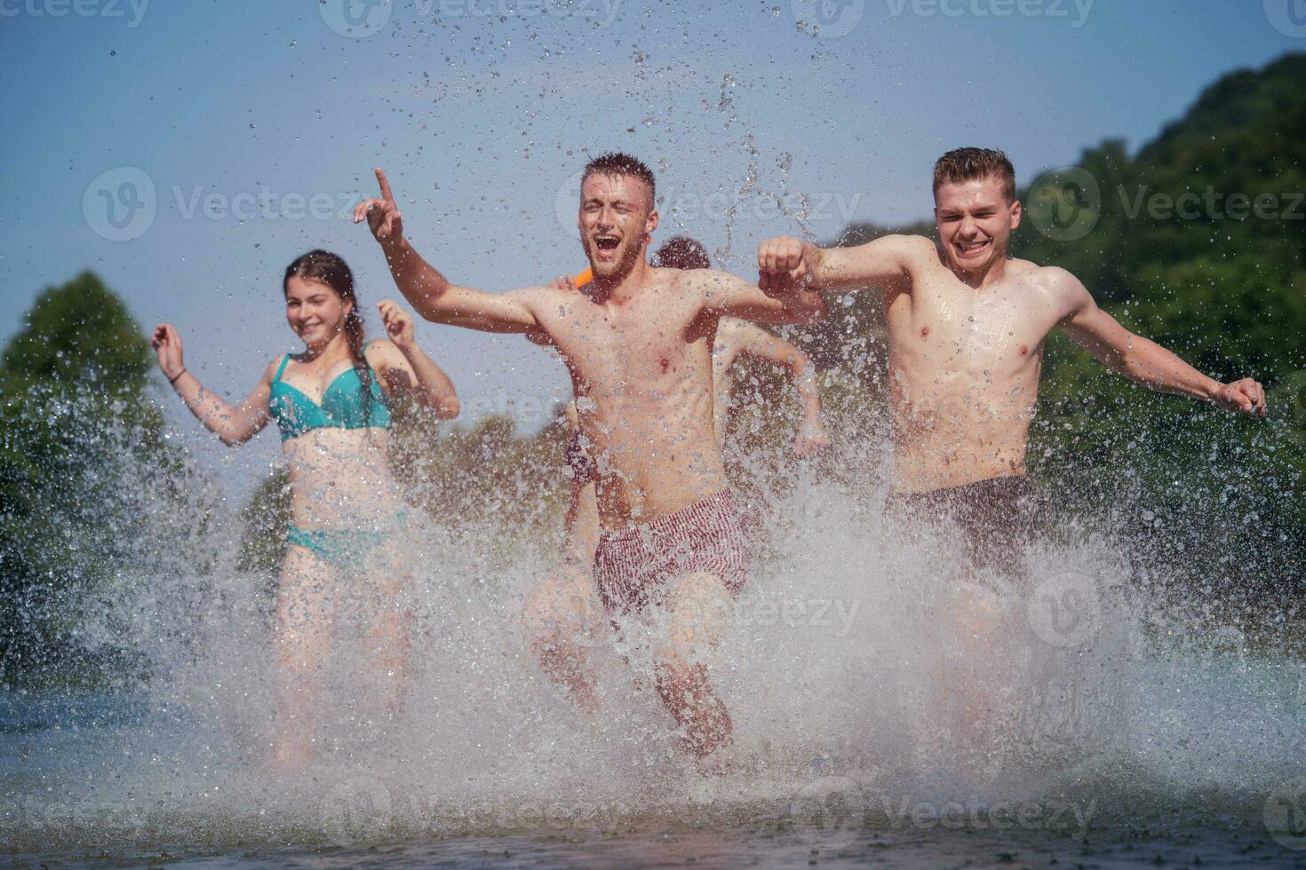 estate gioia amici avendo divertimento su fiume foto
