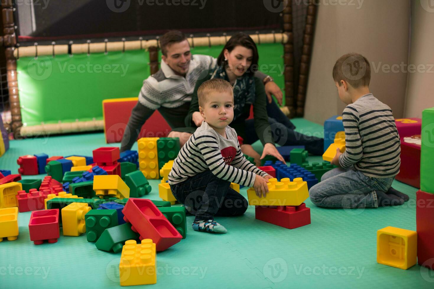 genitori avendo divertimento con bambini foto