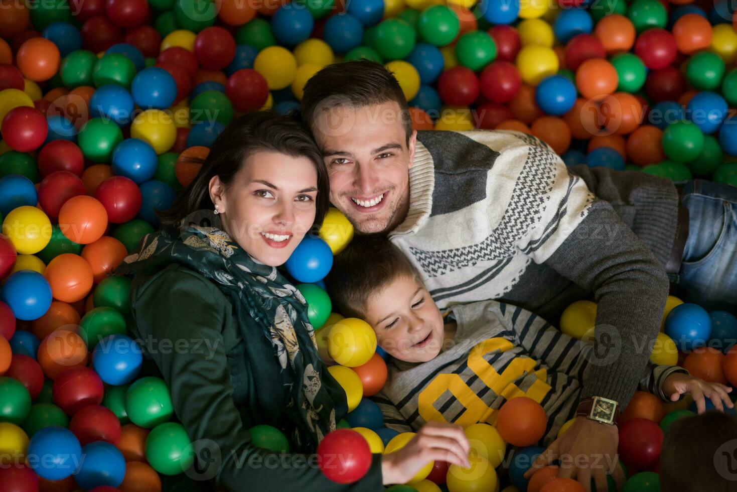 giovani genitori con bambini in una sala giochi per bambini foto