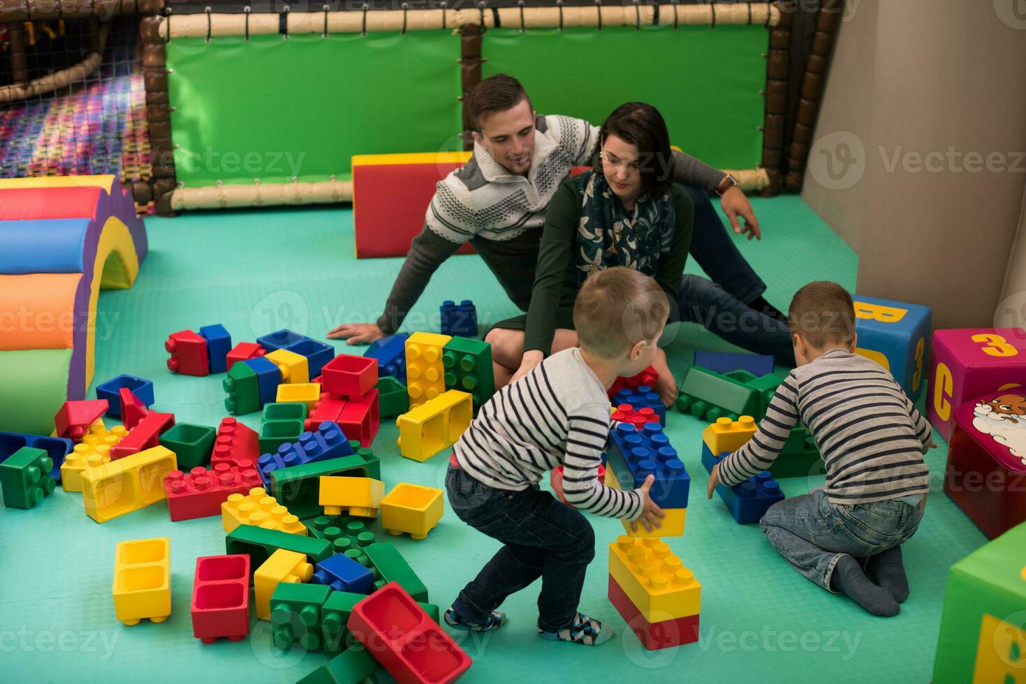 genitori avendo divertimento con bambini foto