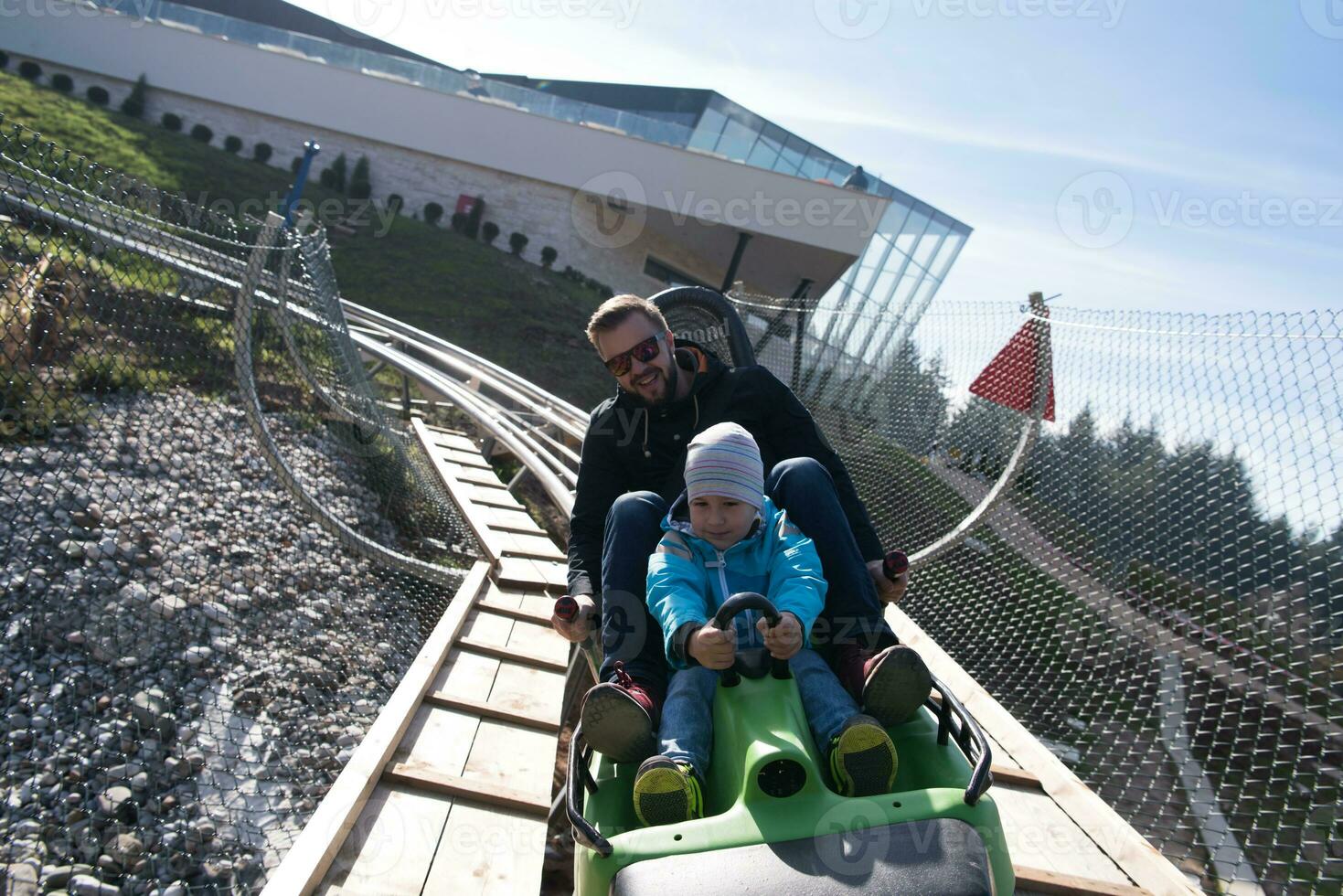 padre e figlio gode guida su alpino sottobicchiere foto