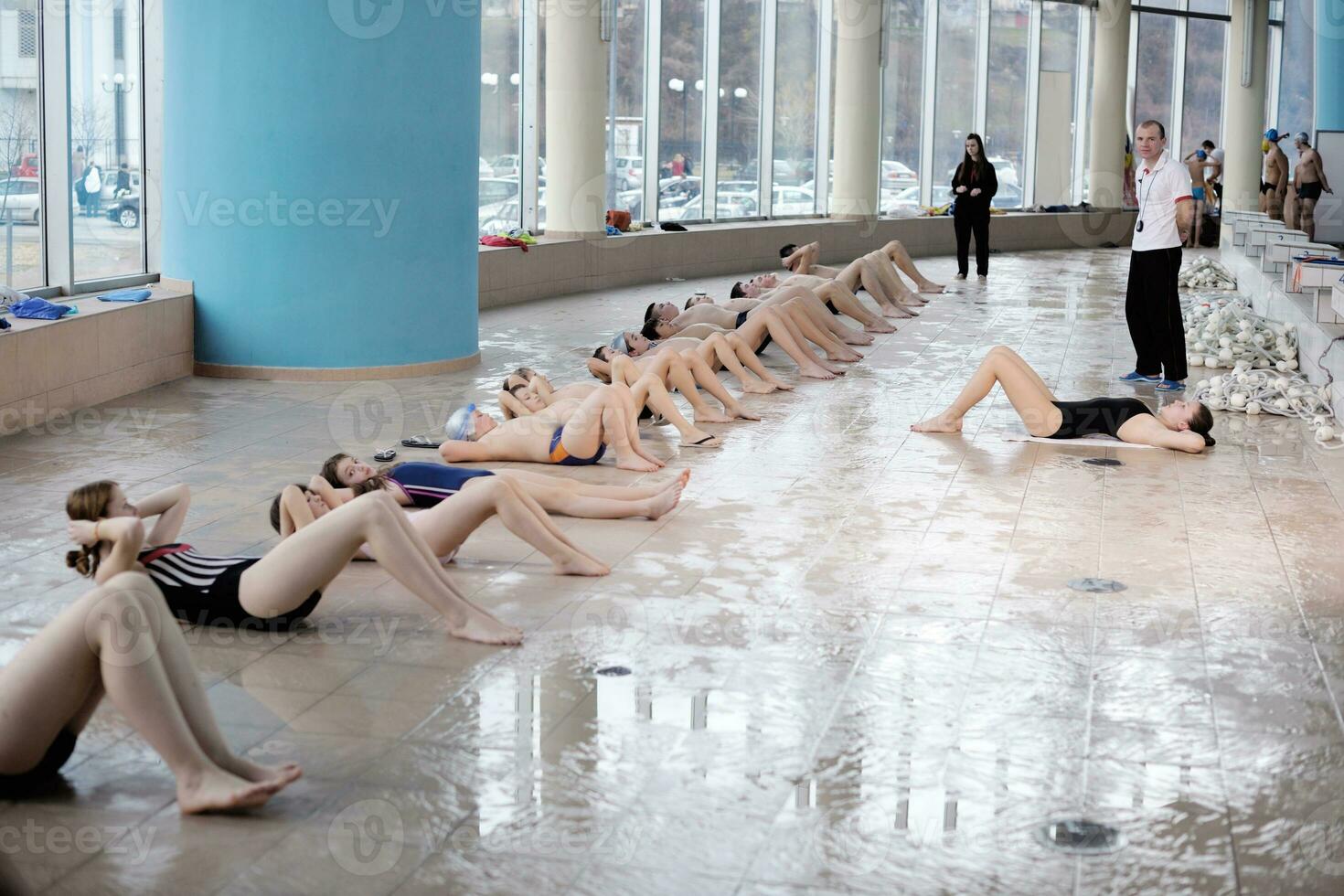 gruppo di bambini felici in piscina foto