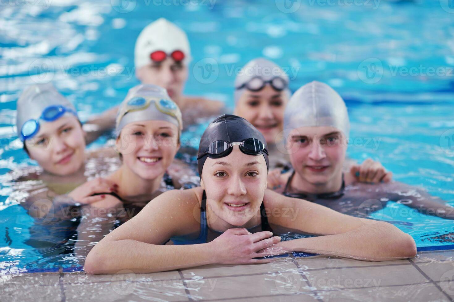 contento adolescente gruppo a nuoto piscina foto