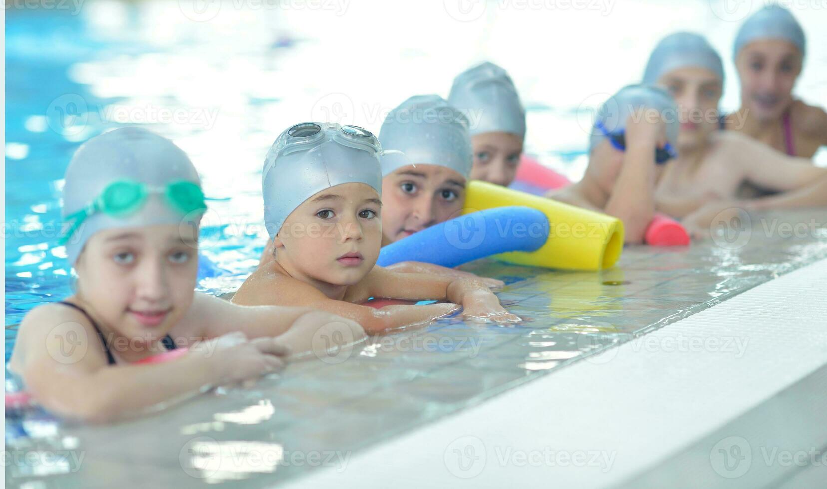 gruppo di bambini in piscina foto