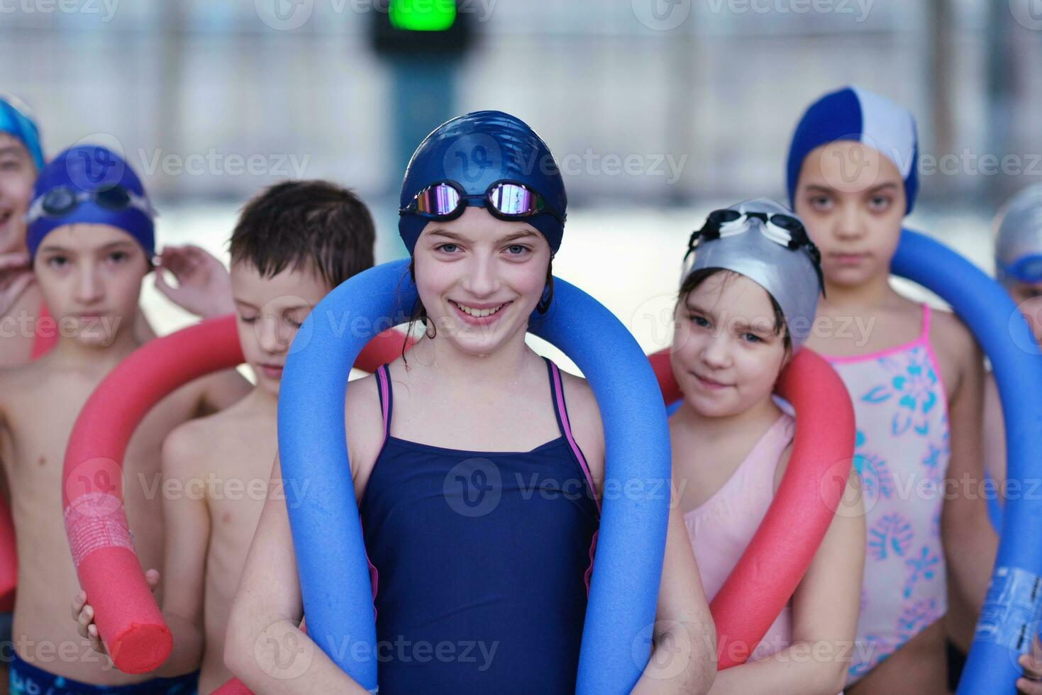 gruppo di bambini felici in piscina foto