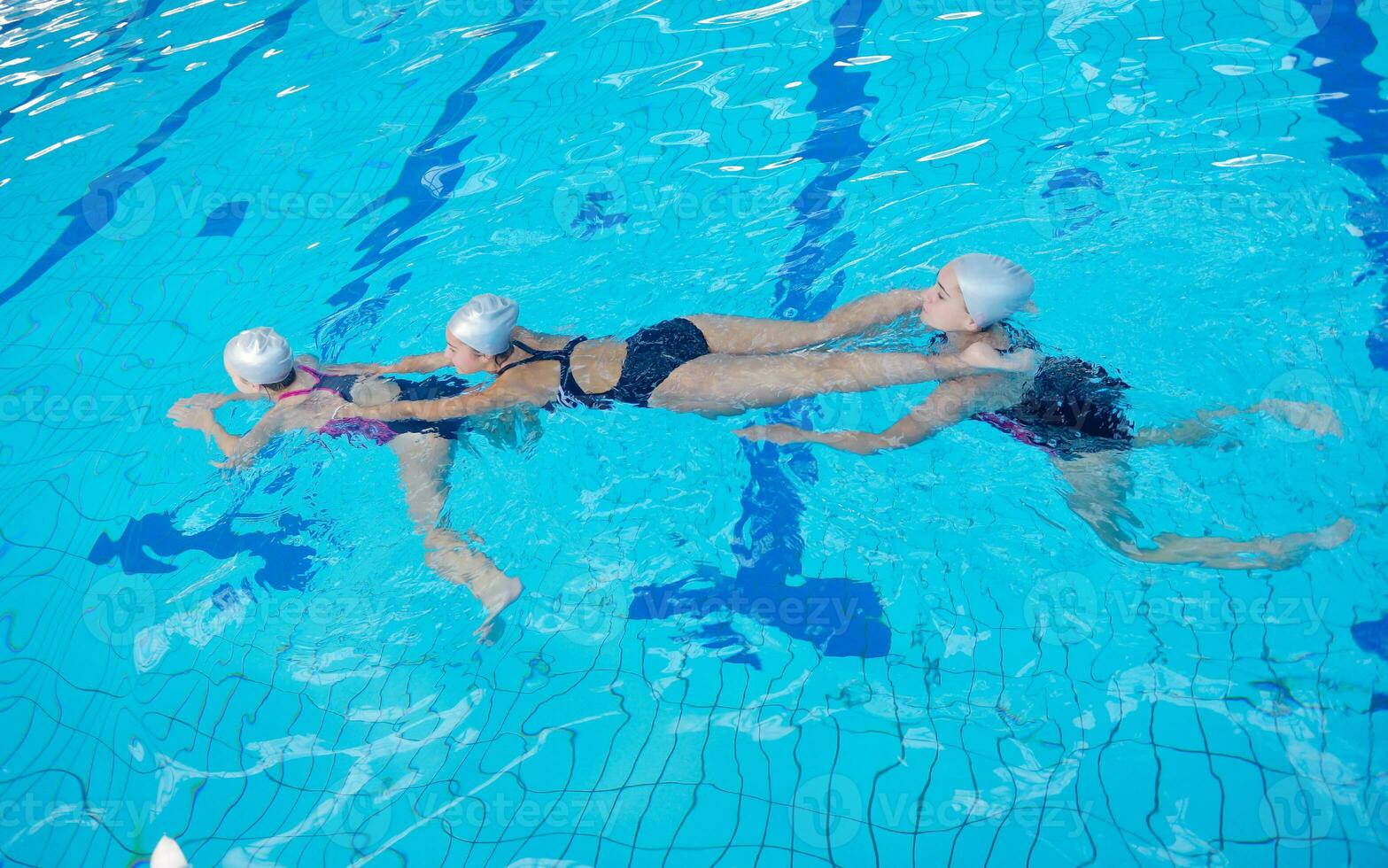 Aiuto e salvare su nuoto piscina foto