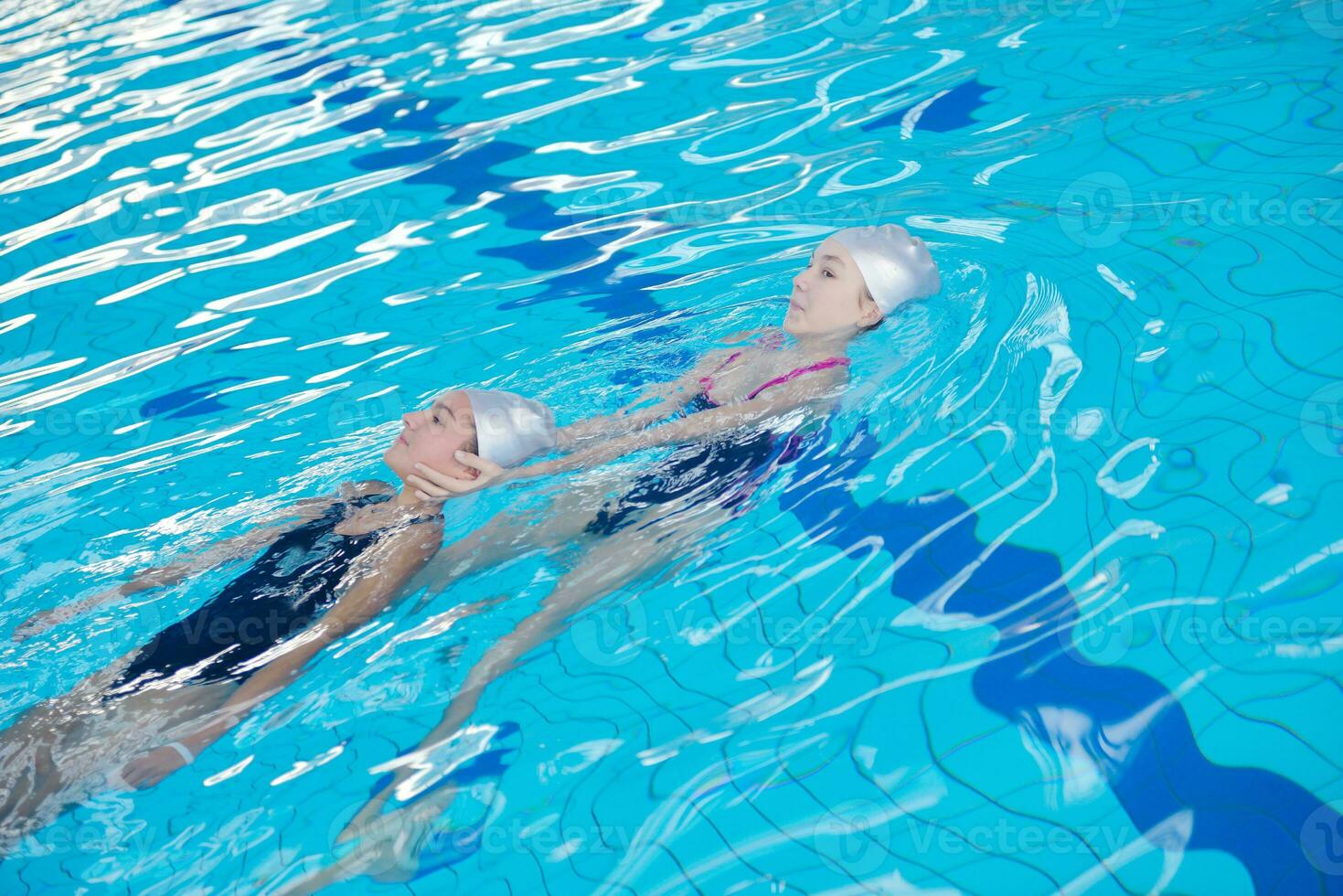 Aiuto e salvare su nuoto piscina foto