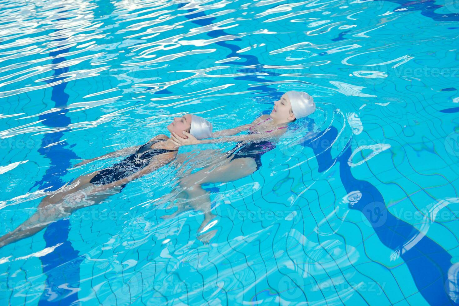 Aiuto e salvare su nuoto piscina foto