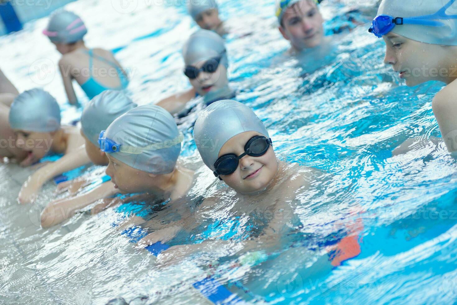 gruppo di bambini in piscina foto