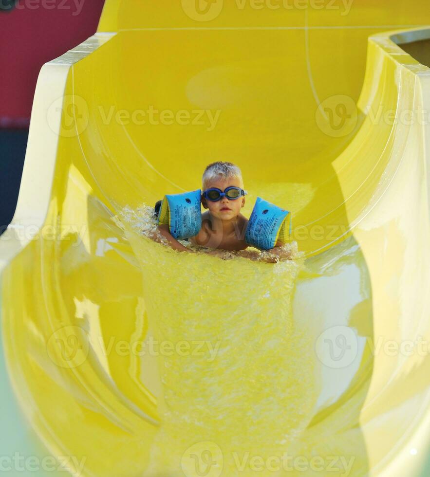 divertimento con acquascivolo sulla piscina all'aperto foto