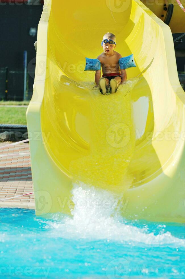 divertimento con acquascivolo sulla piscina all'aperto foto