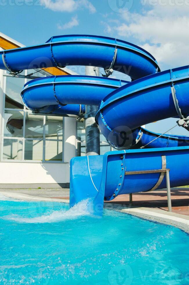 divertimento con acquascivolo sulla piscina all'aperto foto