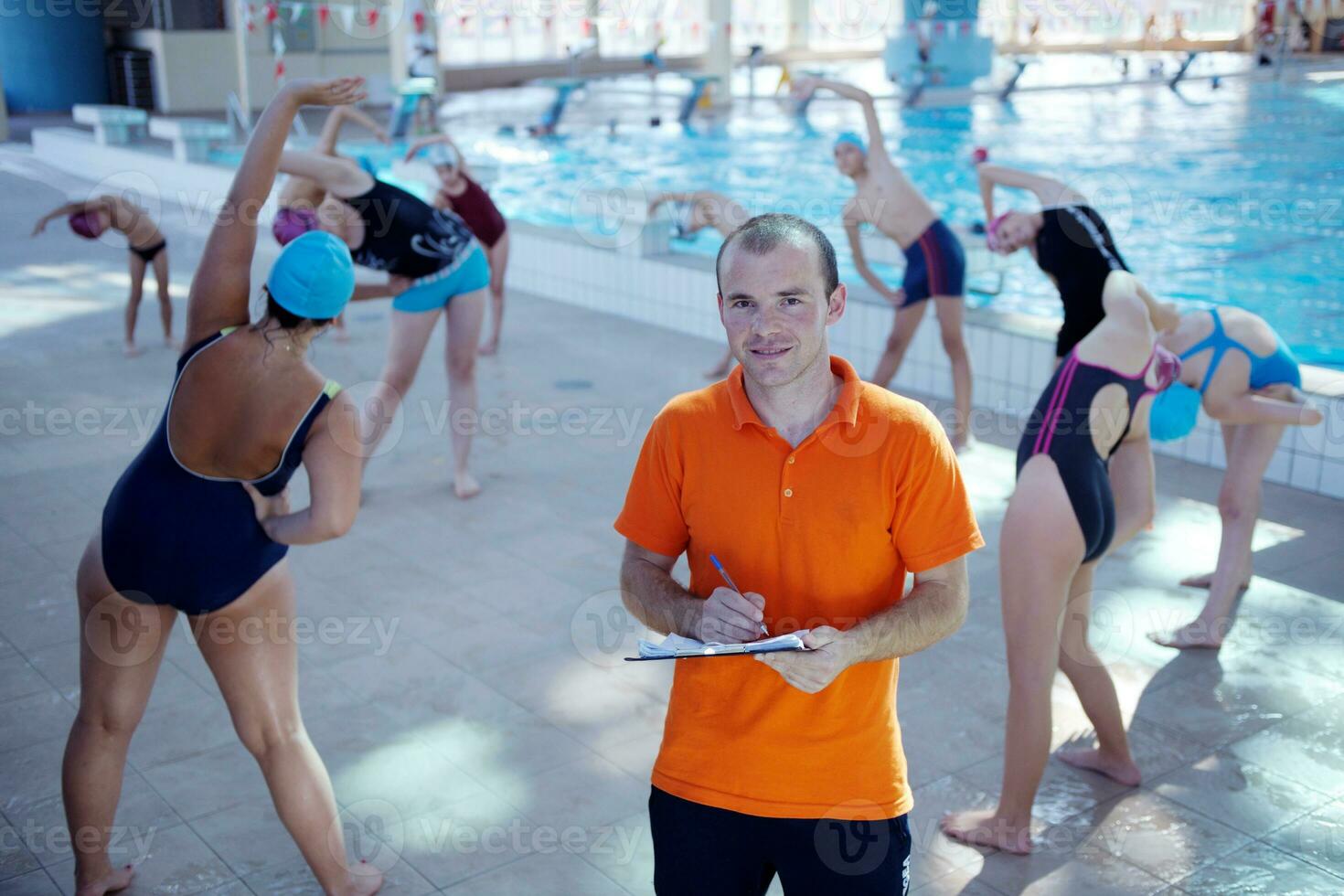 gruppo di bambini felici in piscina foto