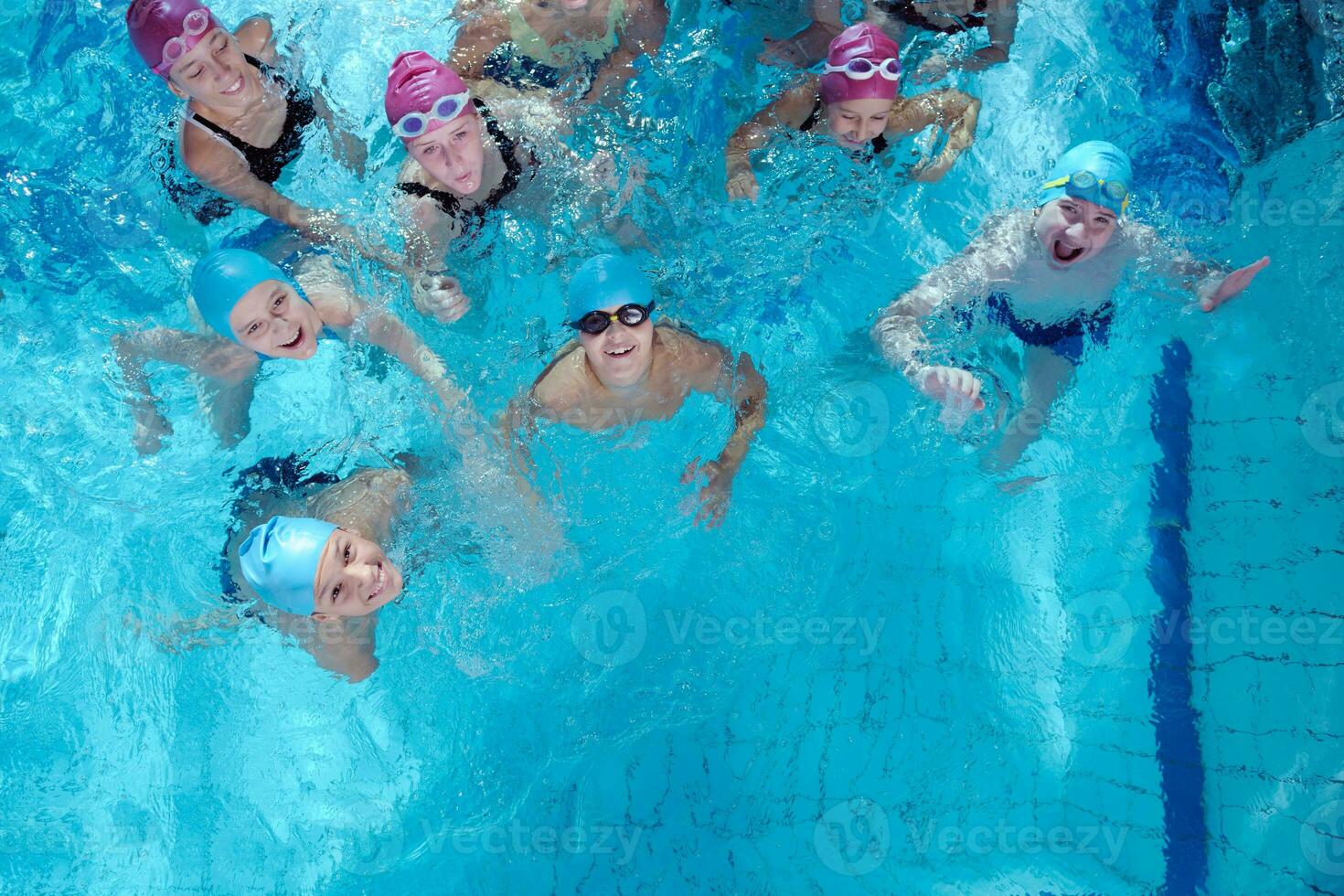 gruppo di bambini felici in piscina foto