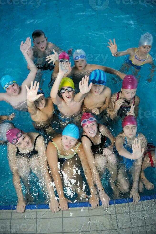 contento bambini a nuoto piscina foto