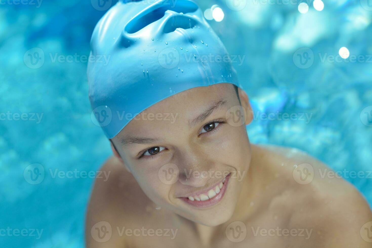 contento bambino su nuoto piscina foto