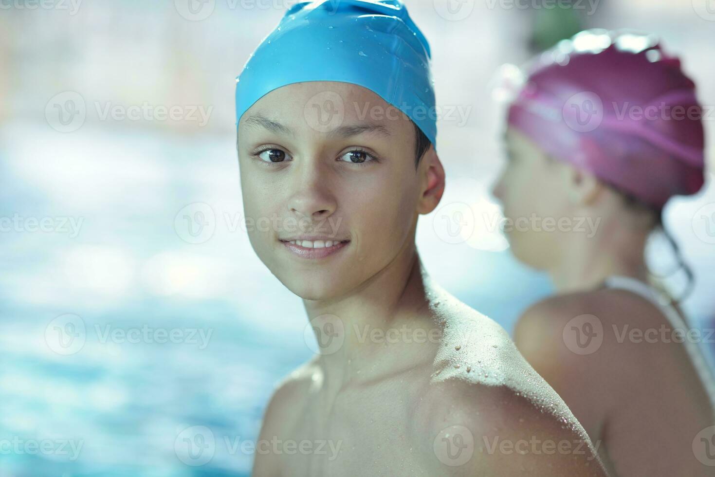 contento bambino su nuoto piscina foto