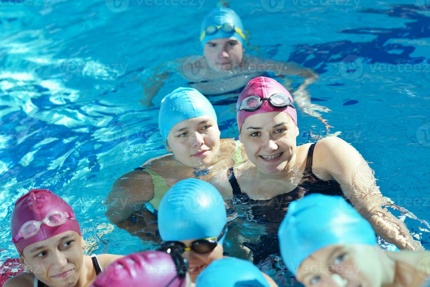 gruppo di bambini felici in piscina foto