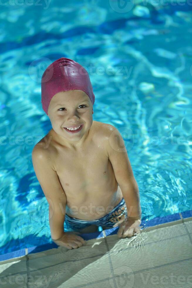 contento bambino su nuoto piscina foto