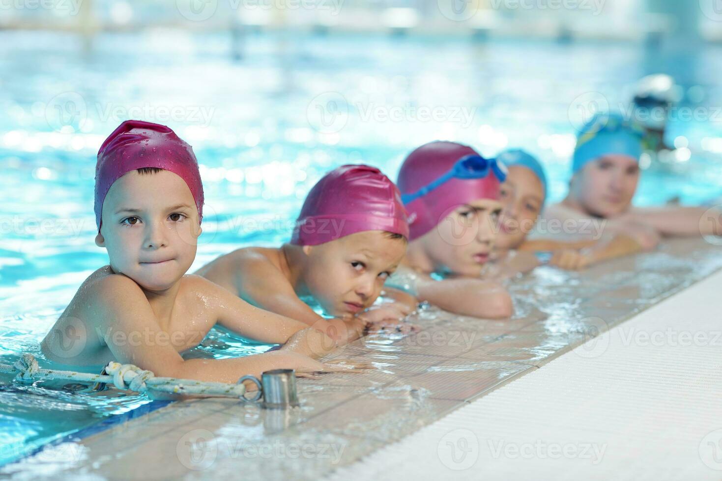 gruppo di bambini felici in piscina foto