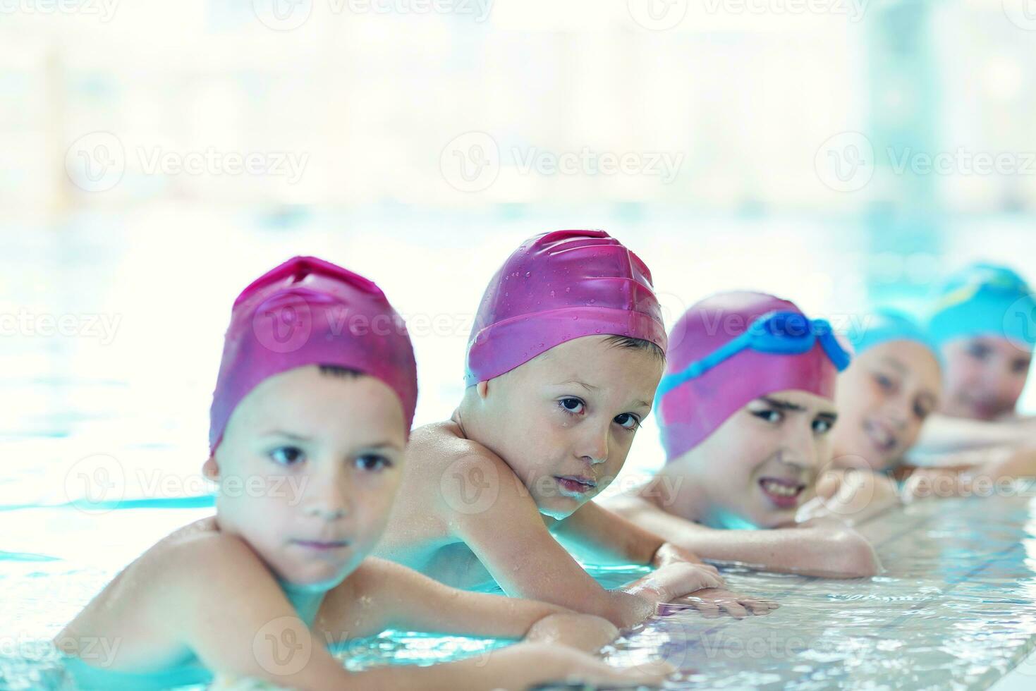 gruppo di bambini felici in piscina foto