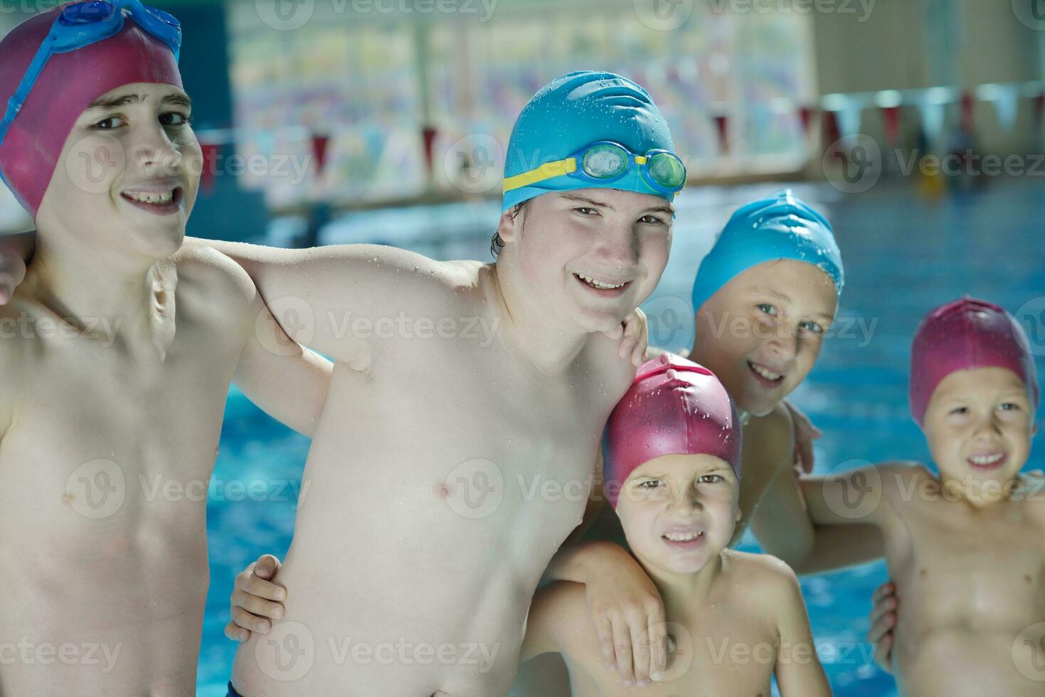 contento bambini a nuoto piscina foto