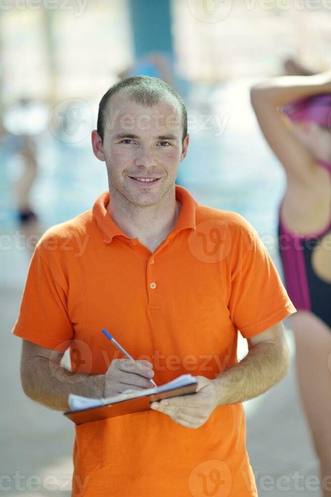 gruppo di bambini felici in piscina foto