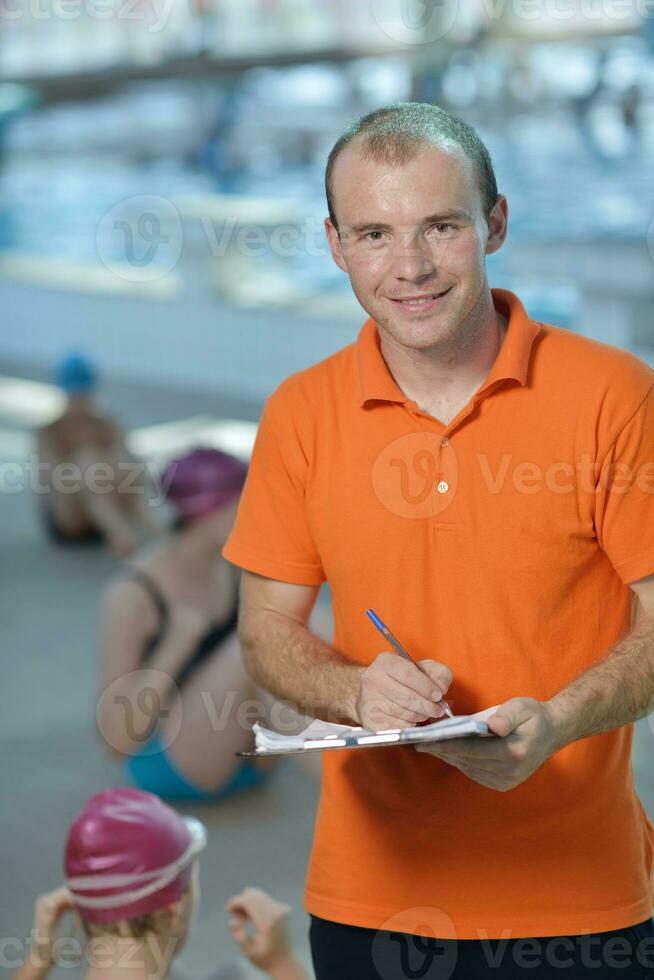 contento bambini a nuoto piscina foto