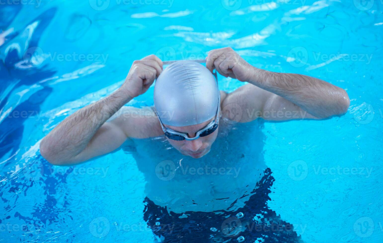 esercizio del nuotatore sulla piscina coperta foto