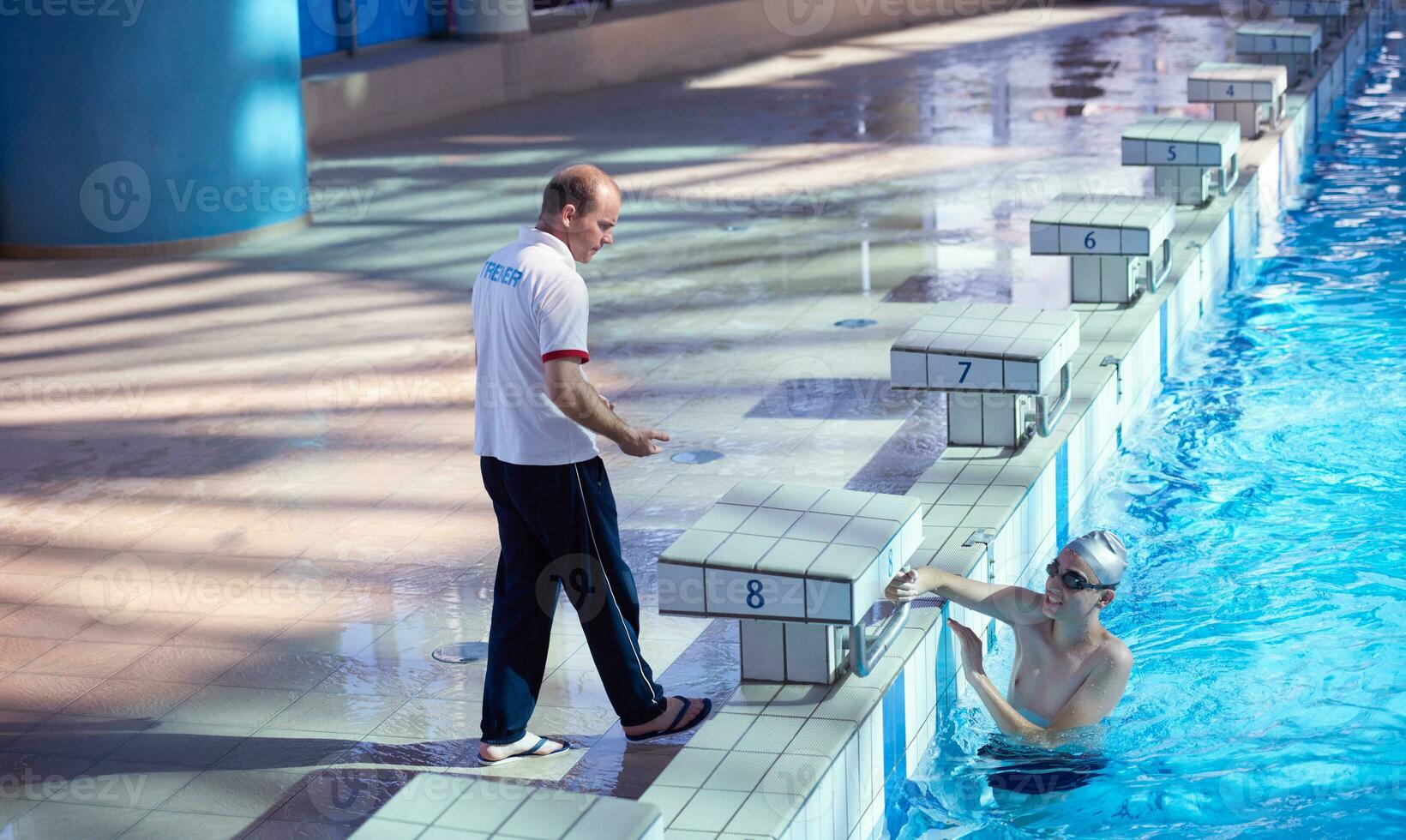 bambino gruppo a nuoto piscina scuola classe foto