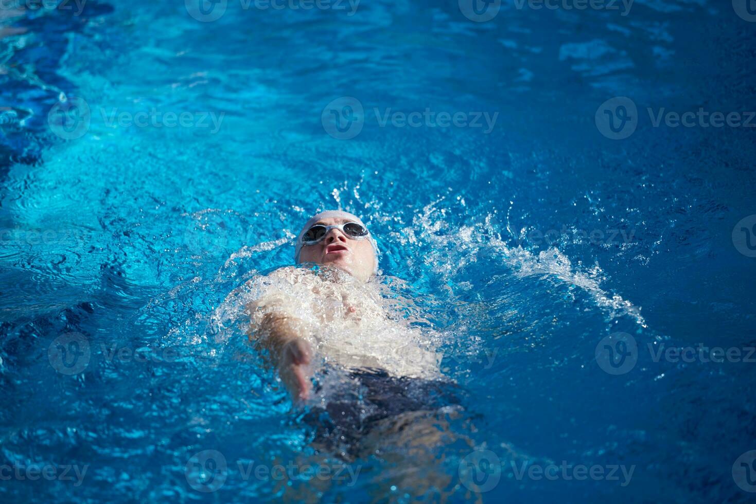 esercizio del nuotatore sulla piscina coperta foto