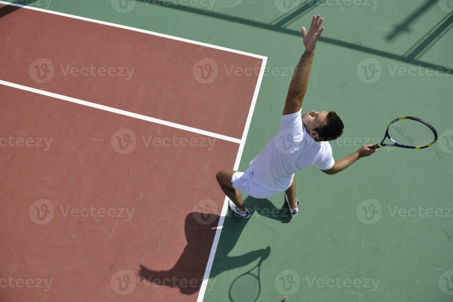 il giovane gioca a tennis foto