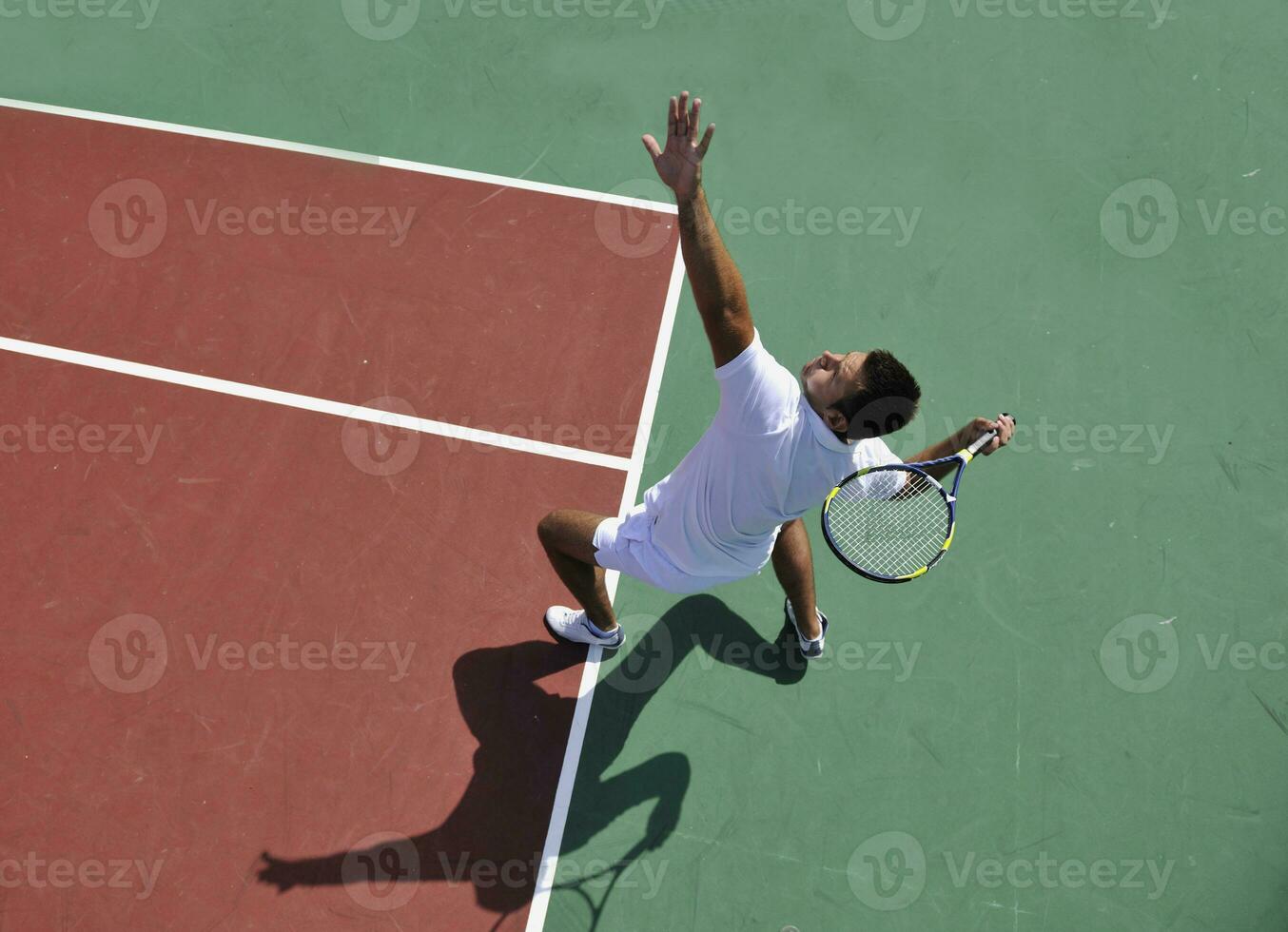 il giovane gioca a tennis all'aperto foto