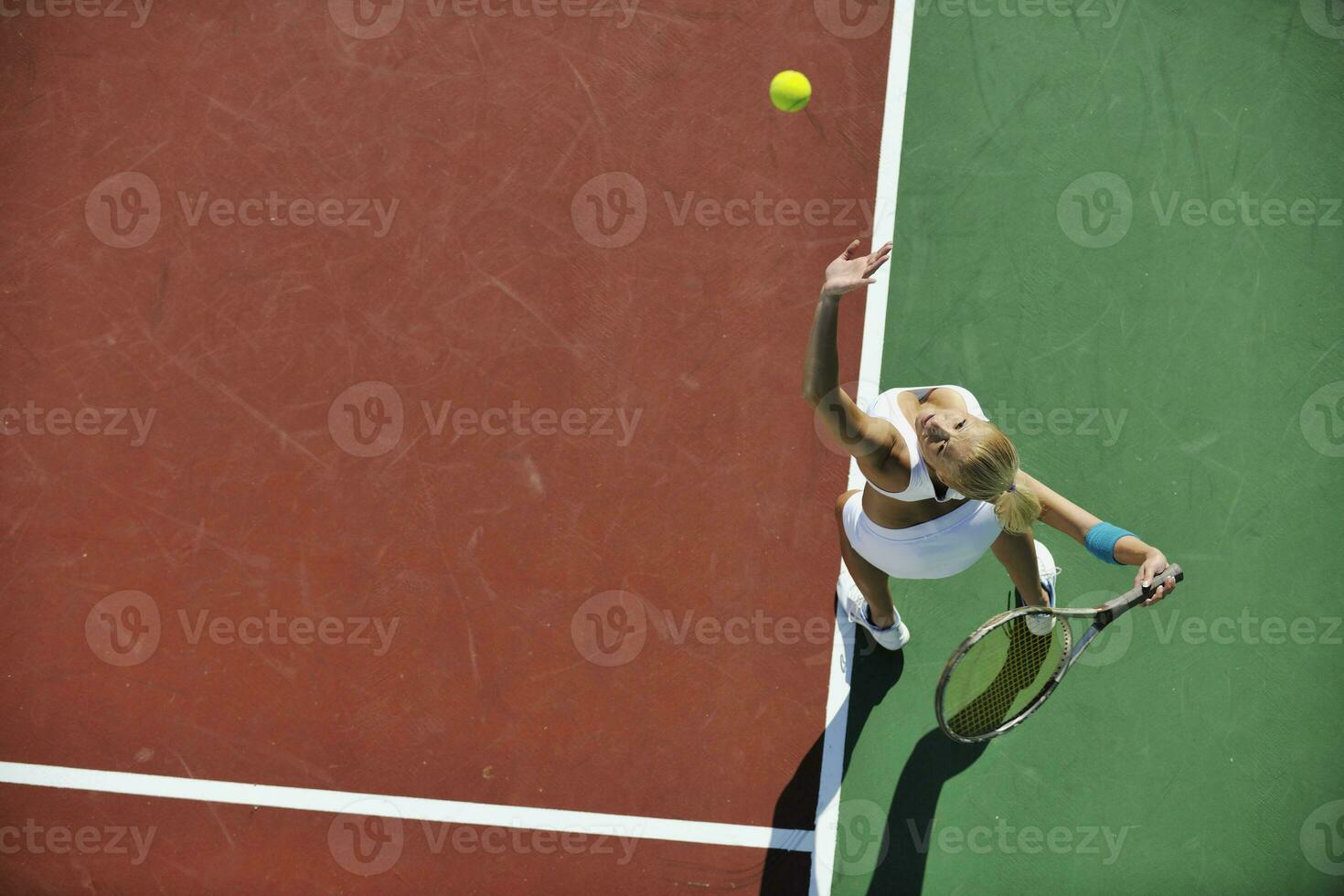 giovane donna giocare a tennis foto