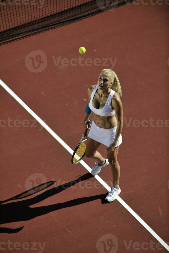 giovane donna giocare a tennis all'aperto foto