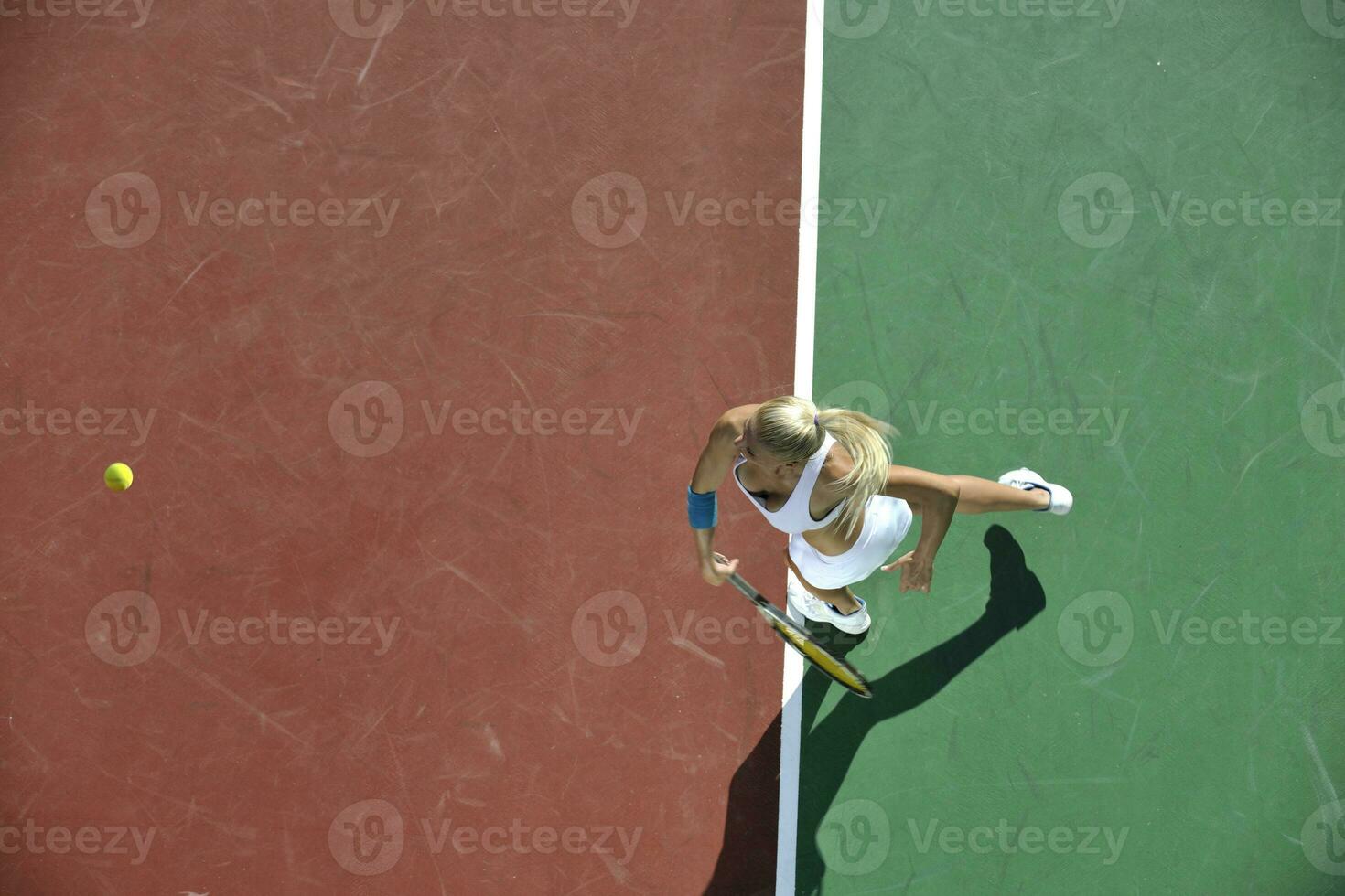 giovane donna giocare a tennis all'aperto foto