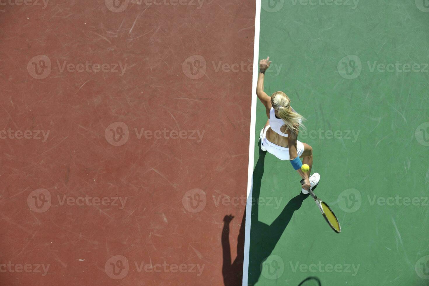 giovane donna giocare a tennis all'aperto foto