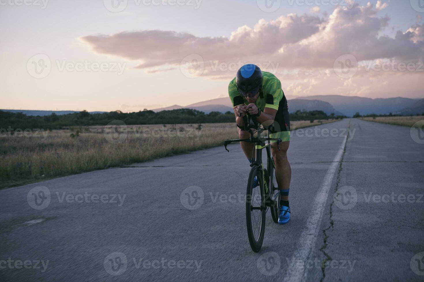 atleta di triathlon in sella a una bicicletta foto