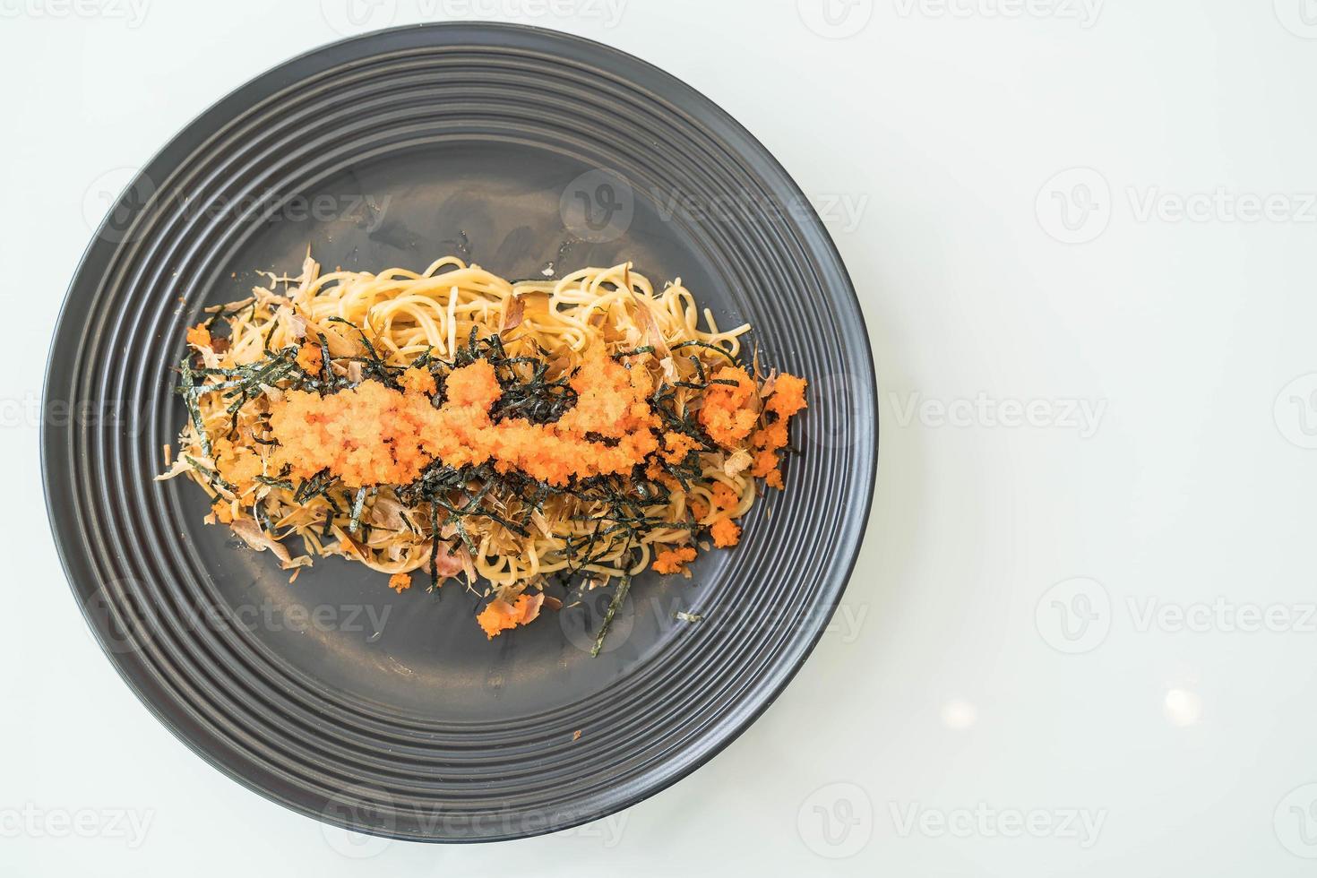 spaghetti salsiccia giapponese con tobiko - cibo fusion foto