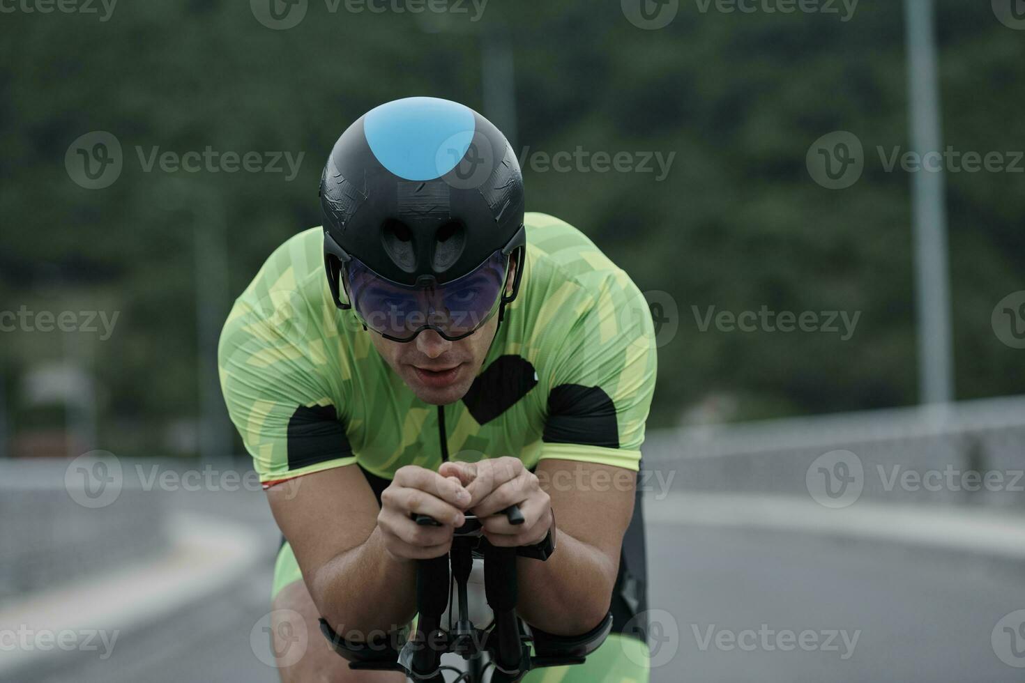 atleta di triathlon in sella a una bicicletta durante l'allenamento mattutino foto