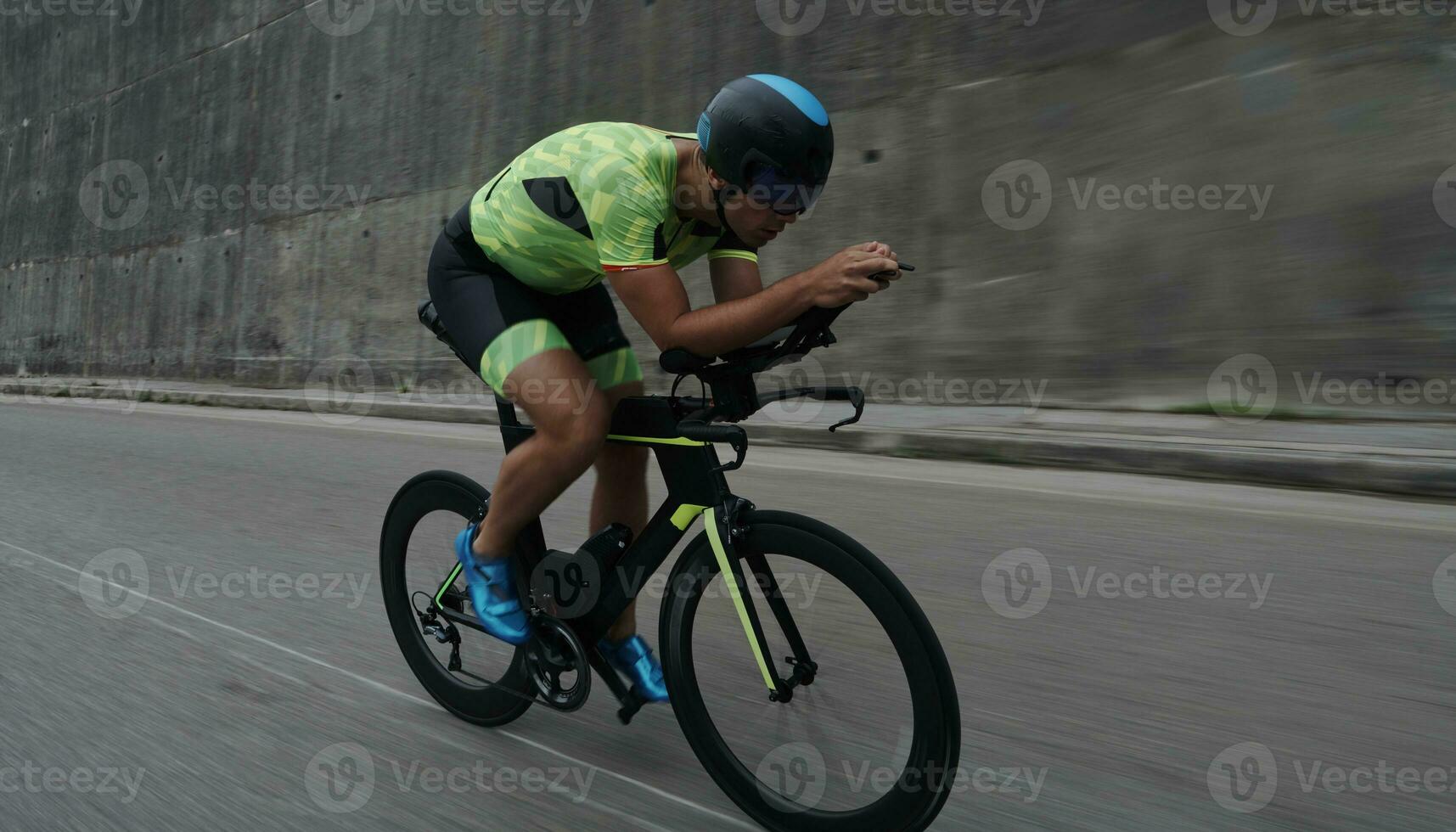 atleta di triathlon in sella a una bicicletta durante l'allenamento mattutino foto