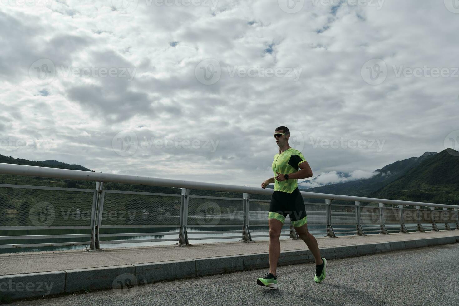 atleta di triathlon che corre su strada foto